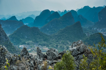 人体俯卧撑时的杠杆原理示意